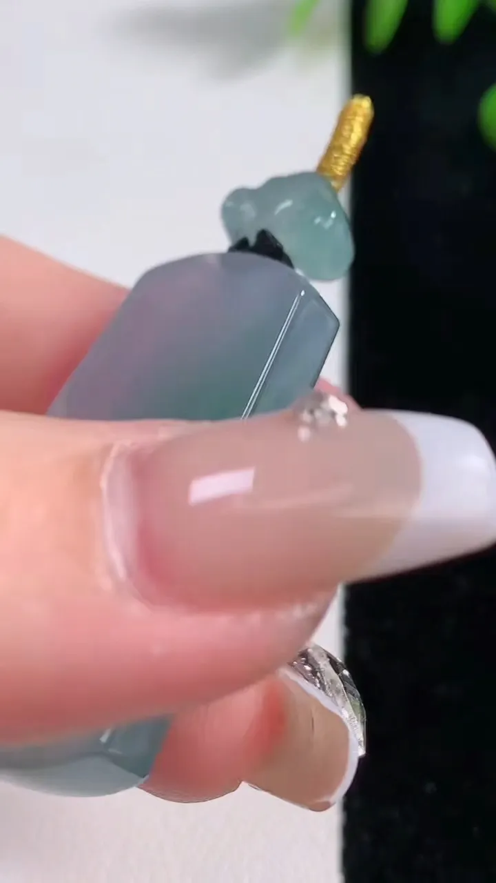 天然A货翡翠种飘花无事牌吊坠，尺寸39.2-24.2-5.8，重量:15.86g
12月18日