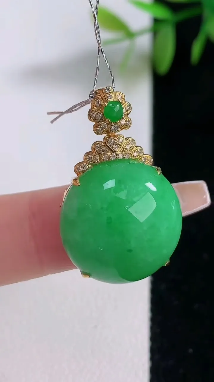 天然A货翡翠蛋面吊坠，尺寸28.3-18-10，重量:6.16g
12月18日