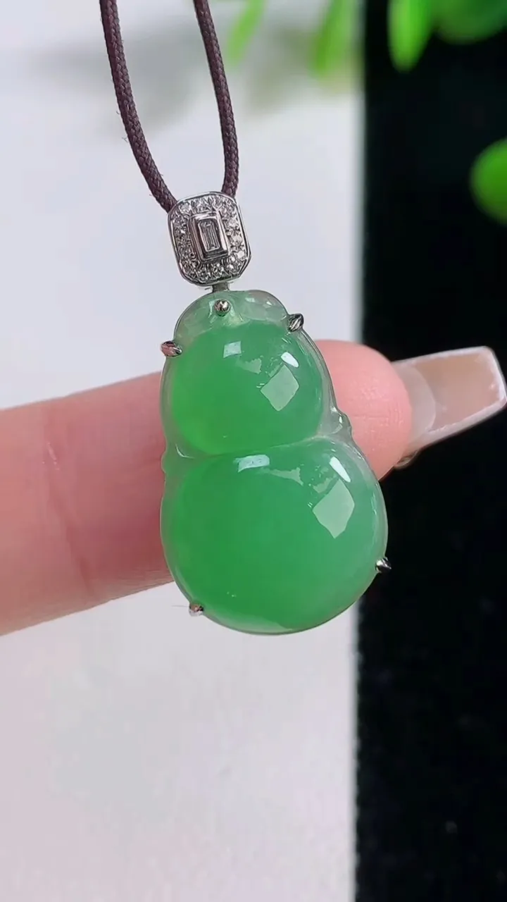 天然A货翡翠葫芦吊坠，尺寸19.4-13-6，重量:2.27g
12月18日