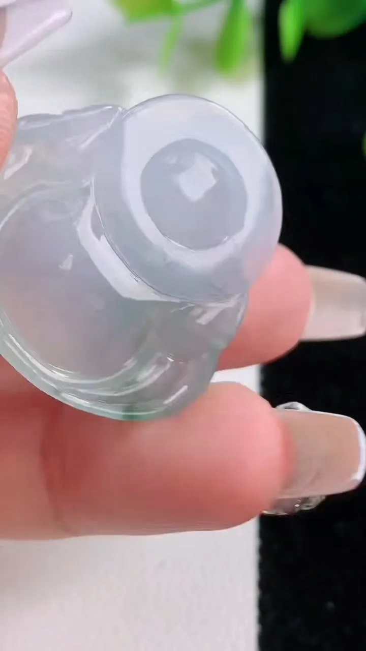 天然A货翡翠冰种飘花佛公吊坠，尺寸28.8-29-6，重量:8.00g
12月18日