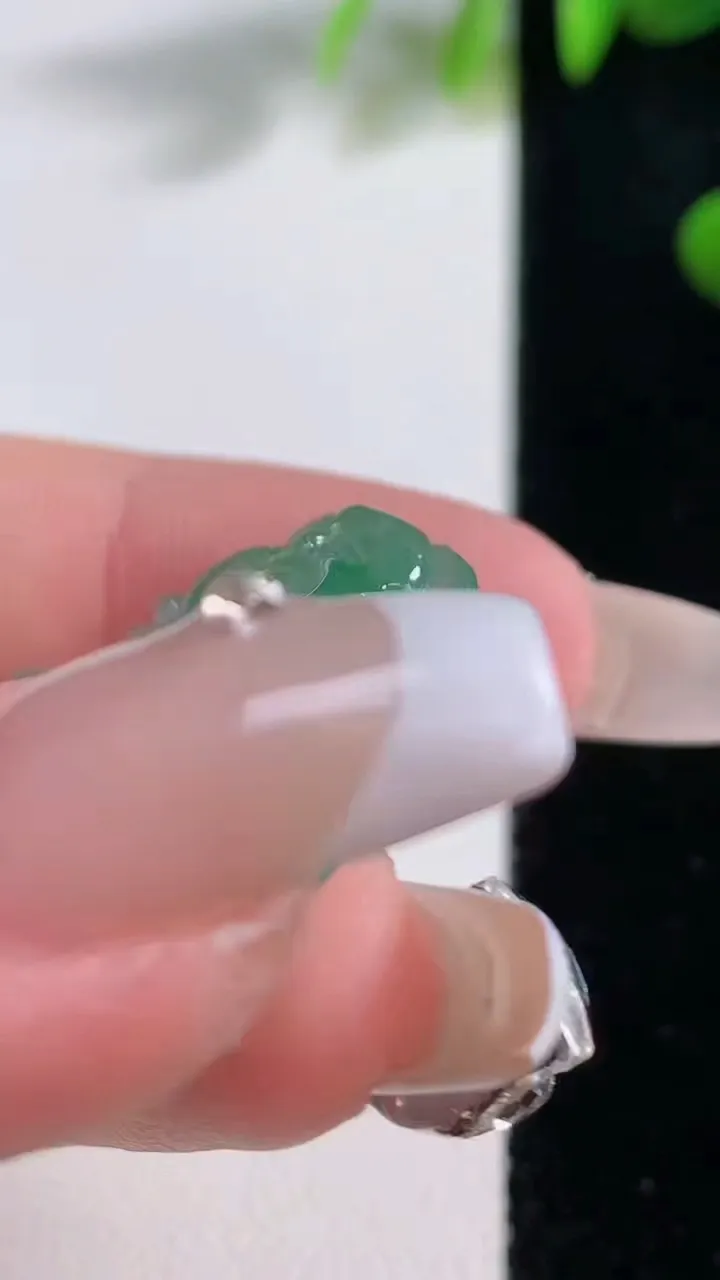 天然A货翡翠佛公吊坠，尺寸25-30-5，重量:6.54g
12月18日