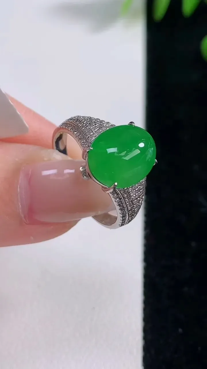 天然A货翡翠蛋面戒指，尺寸18-11.4-9-7.2，重量:3.86g2025年12月18日
工厂直