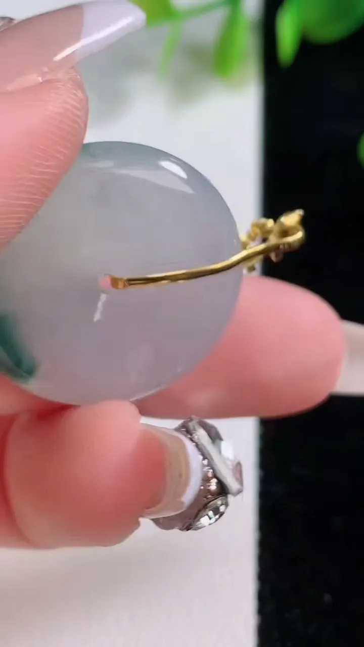 天然A货翡翠种飘花平安扣吊坠，尺寸24.2-4.7，重量:6.77g
12月18日