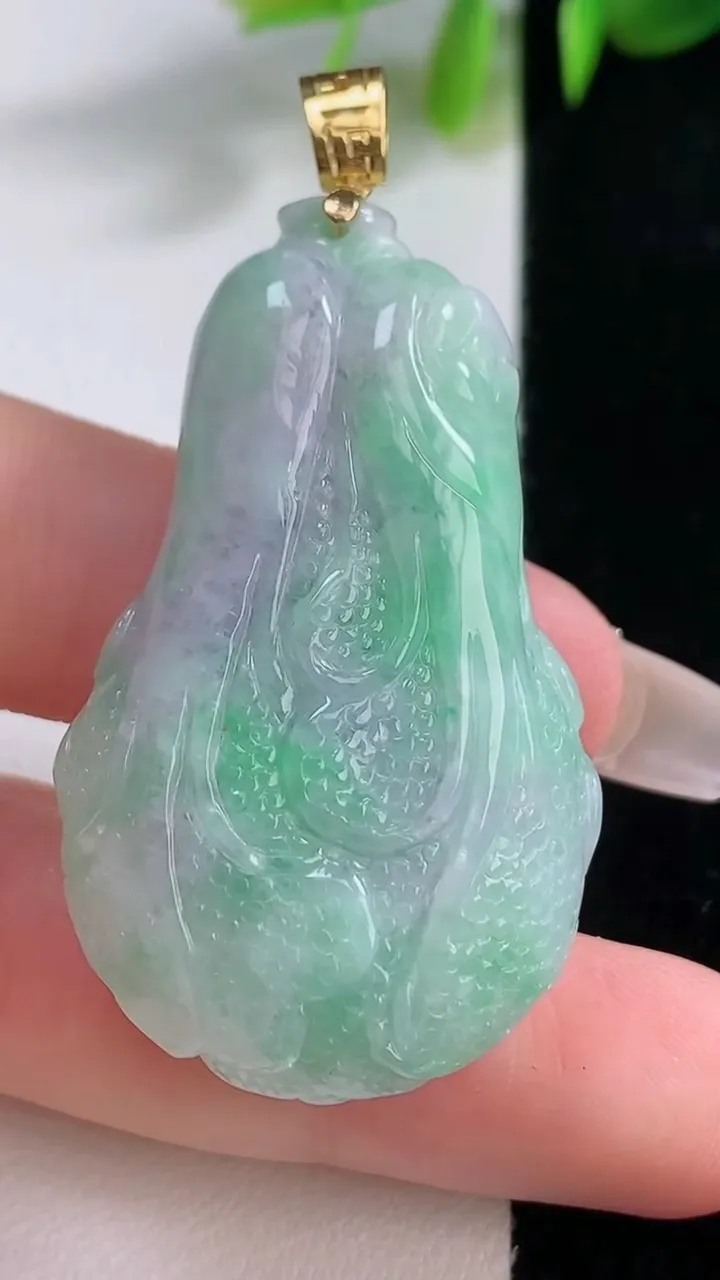 天然A货翡翠白菜吊坠，尺寸44.4-26-12.7，重量:26.67g
12月18日