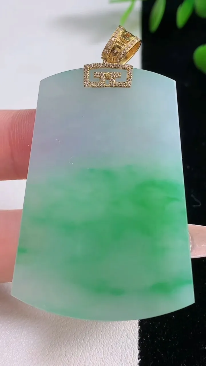 天然A货翡翠无事牌吊坠，尺寸51-35.4-3.8，重量:21.84g
12月18日