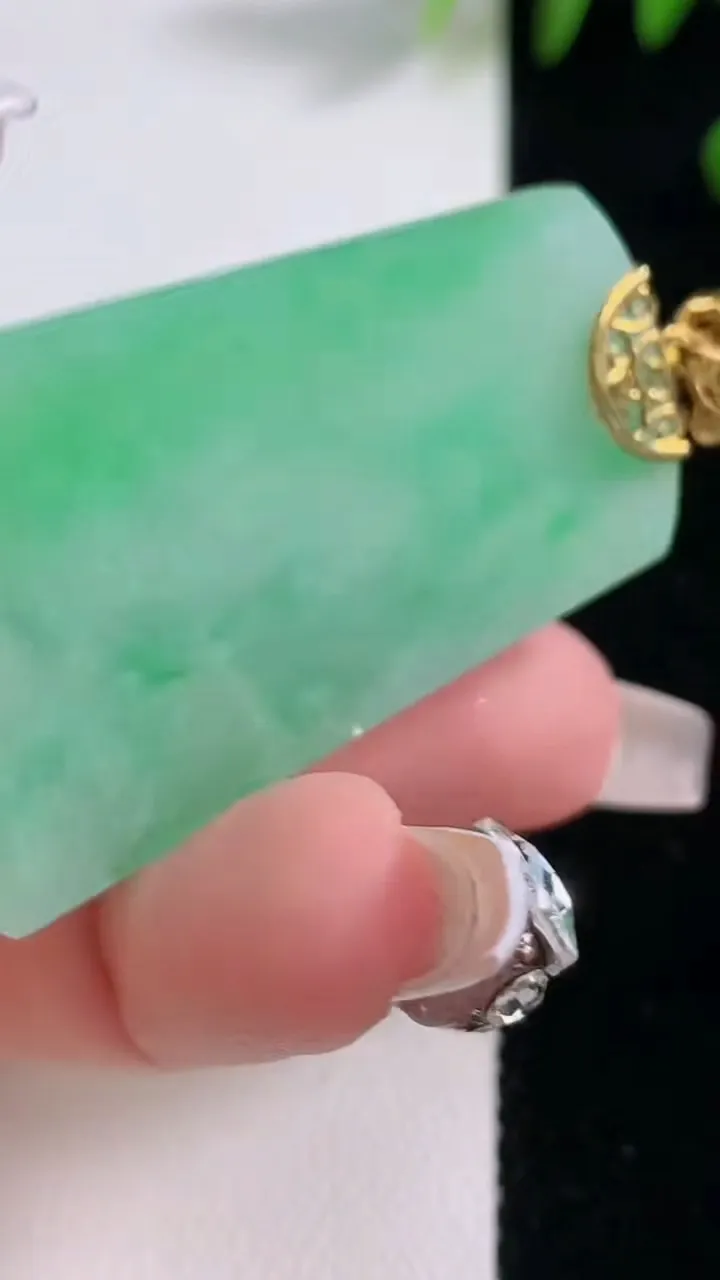 天然A货翡翠无事牌吊坠，尺寸46-29.3-3.6，重量:15.19g
12月18日