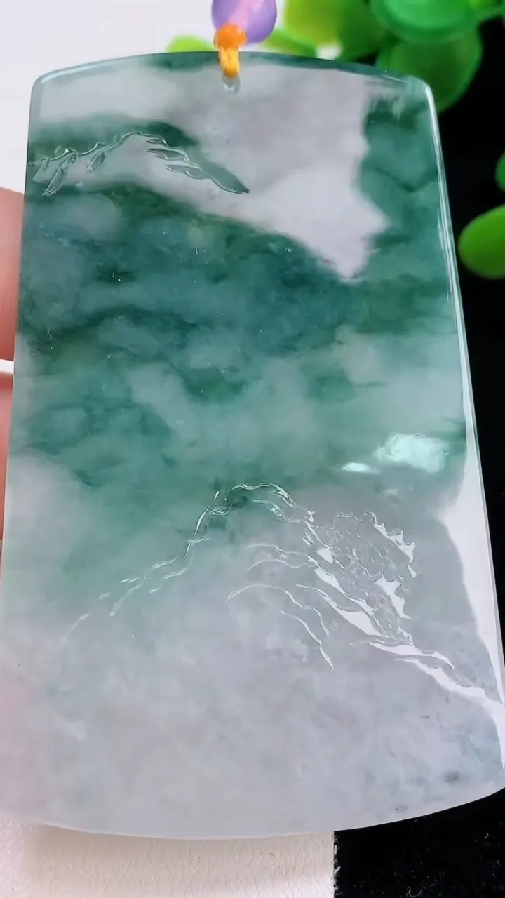 天然A货翡翠冰种飘花府上有龙 龙牌吊坠，尺寸73-46.8-4.8，重量:38.70g
12月18日