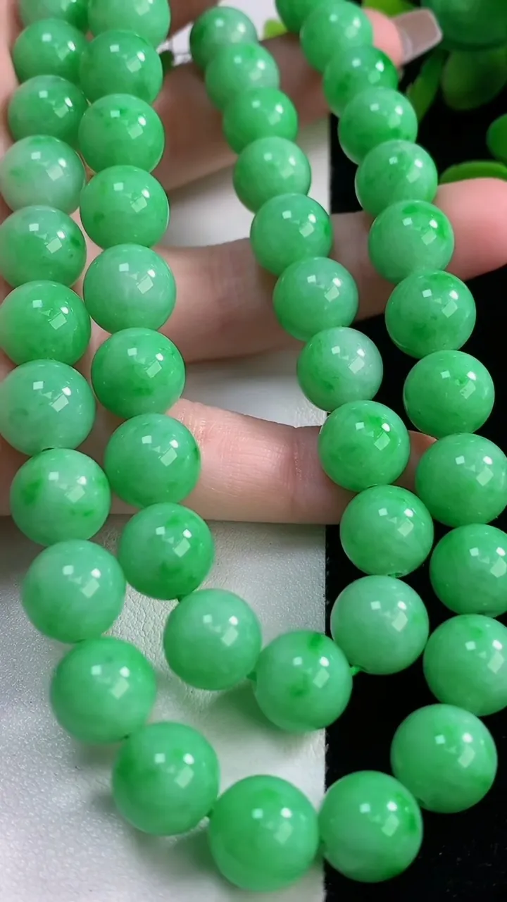 天然A货翡翠圆珠项链，尺寸11-52颗，重量:122.83g12月18日
工厂直销收藏佳品,种好水足