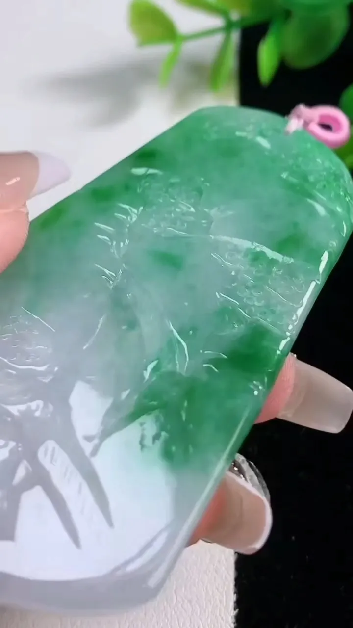 天然A货翡翠山水牌吊坠，尺寸73-43-5.7，重量:39.22g
12月18日