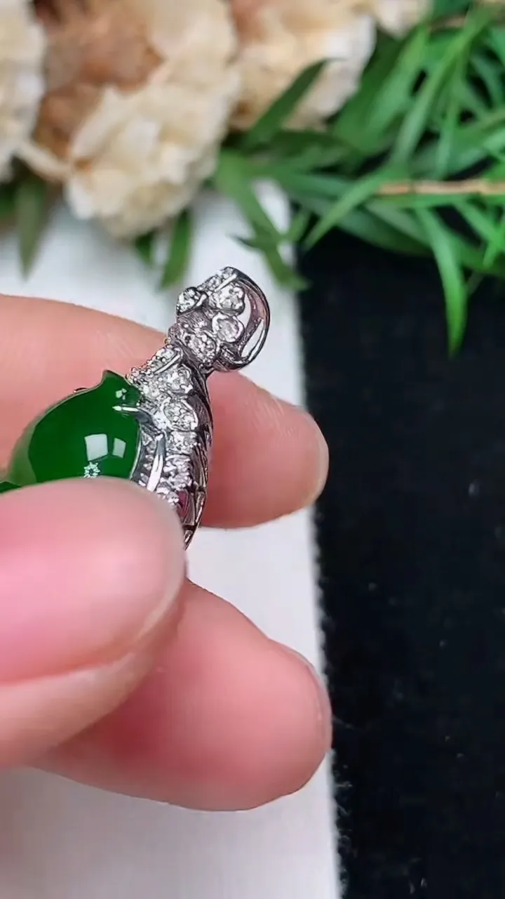 天然A货翡翠葫芦吊坠，尺寸28.8-16.7-10.3，裸石17.5-13.4，重量:4.47g
12月18日，重量:4.47g