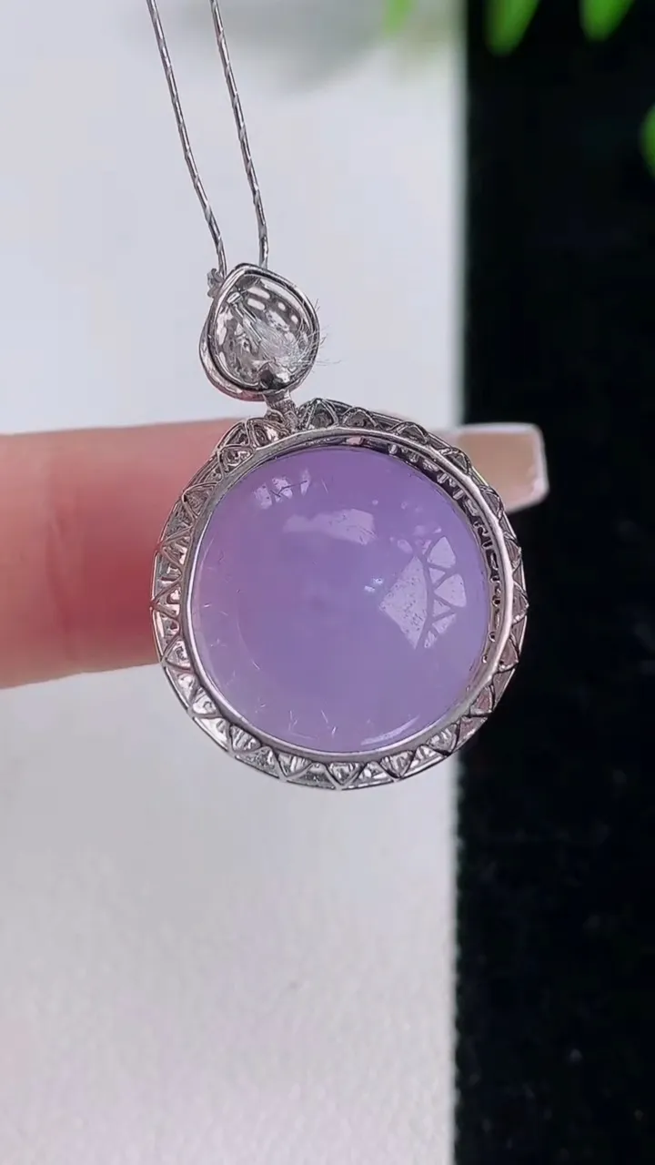 天然A货翡翠18K金紫罗兰蛋面吊坠，尺寸25.6-17.8-10.4，裸石15重量:4.36g
12月18日