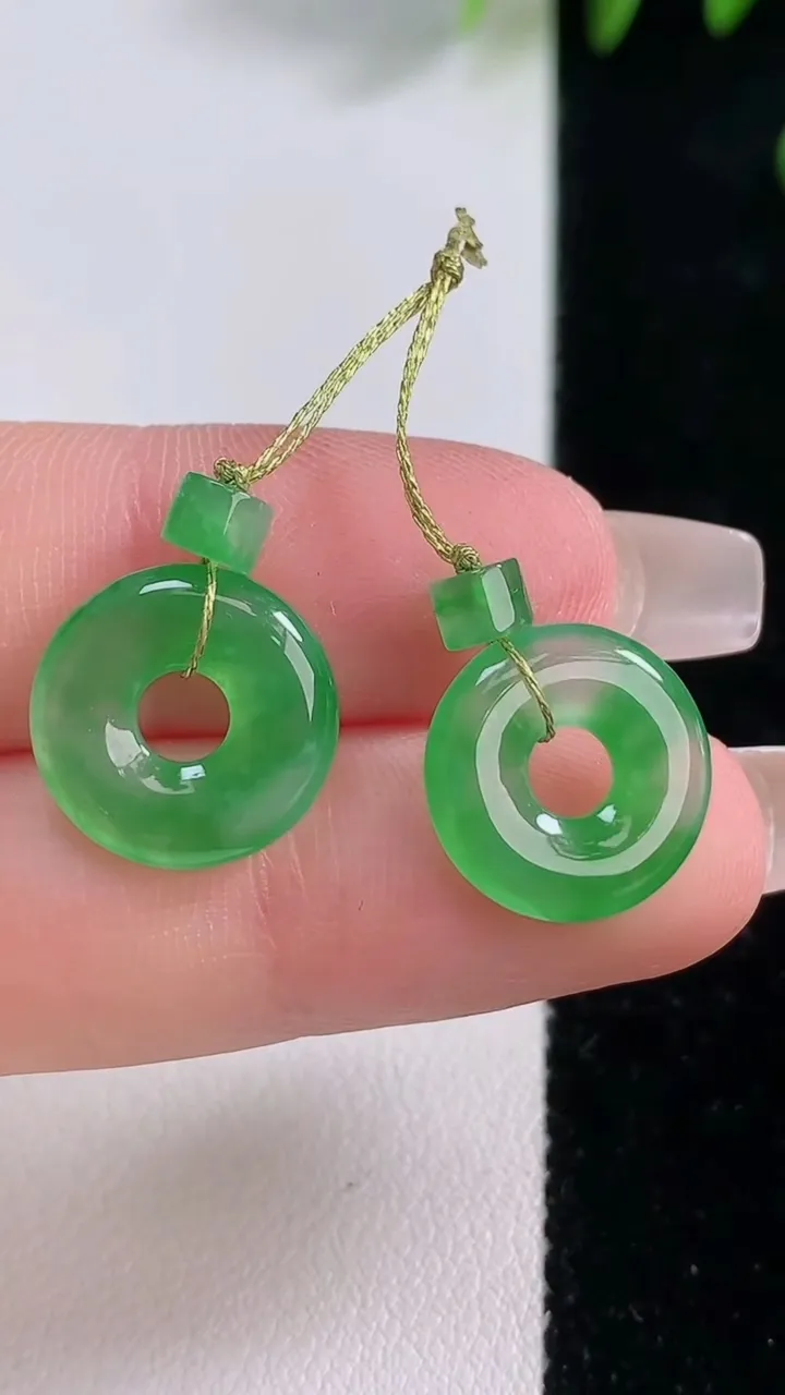 天然A货翡翠平安环吊坠一对，尺寸13.5-2.8，重量:2.33g
12月18日