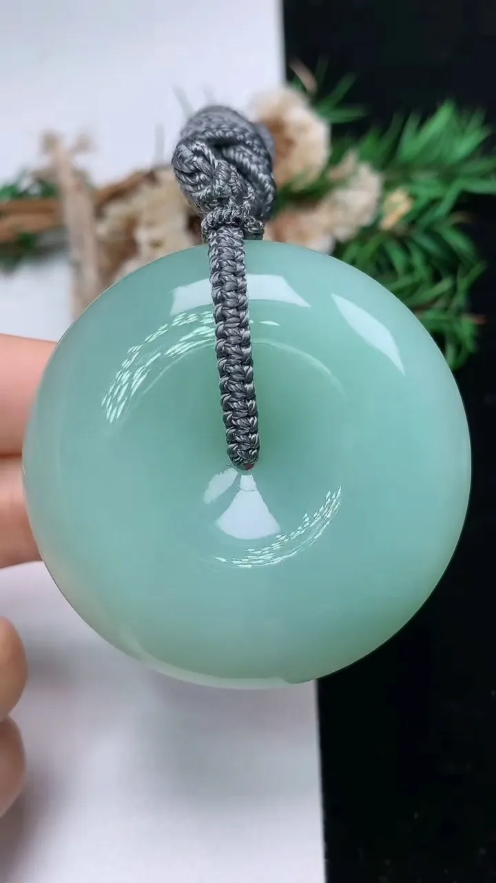 天然A货翡翠平安扣吊坠，尺寸49.9-12.3，重量:64.53g
12月18日