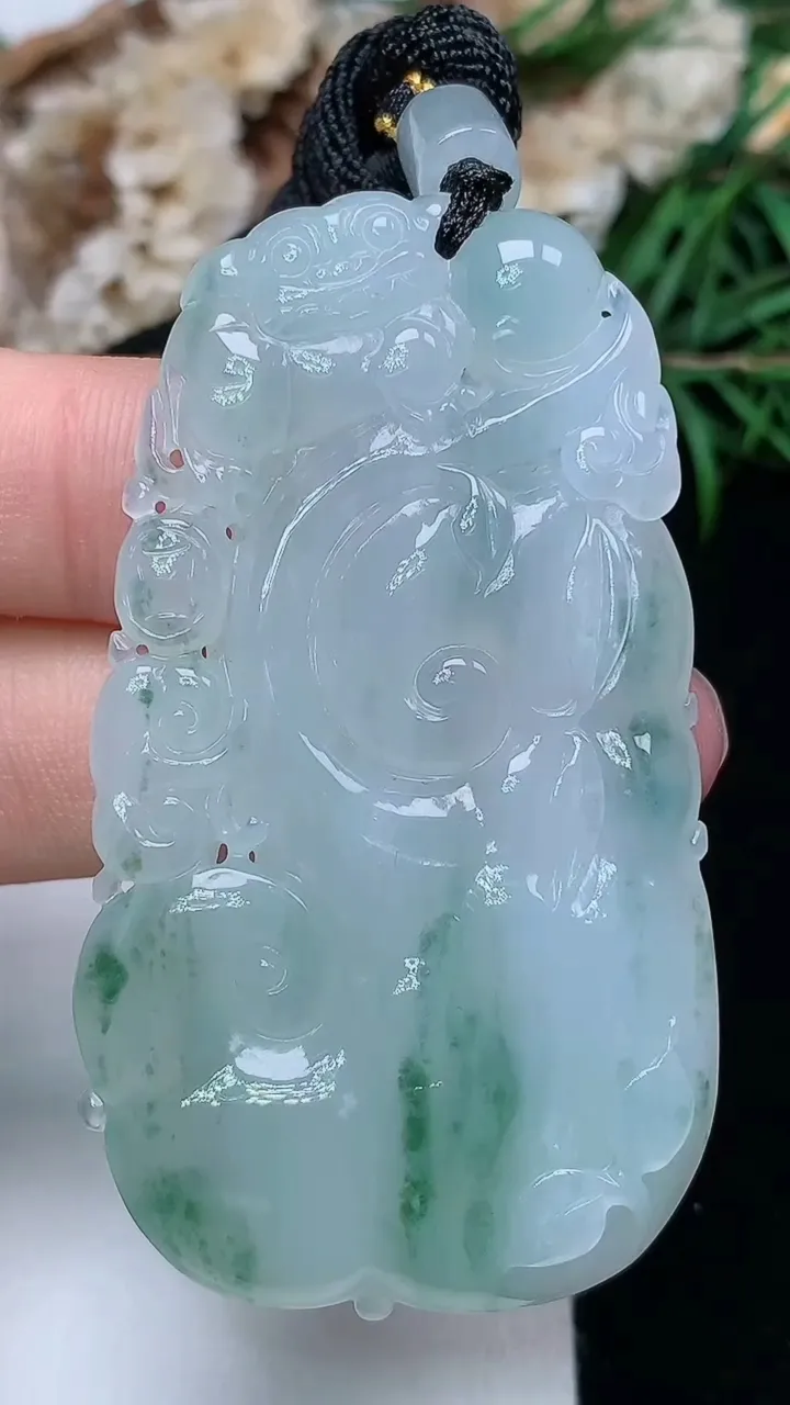 天然A货翡翠如意吊坠，尺寸55.9-31.8-5.5，重量:23.45g
12月18日