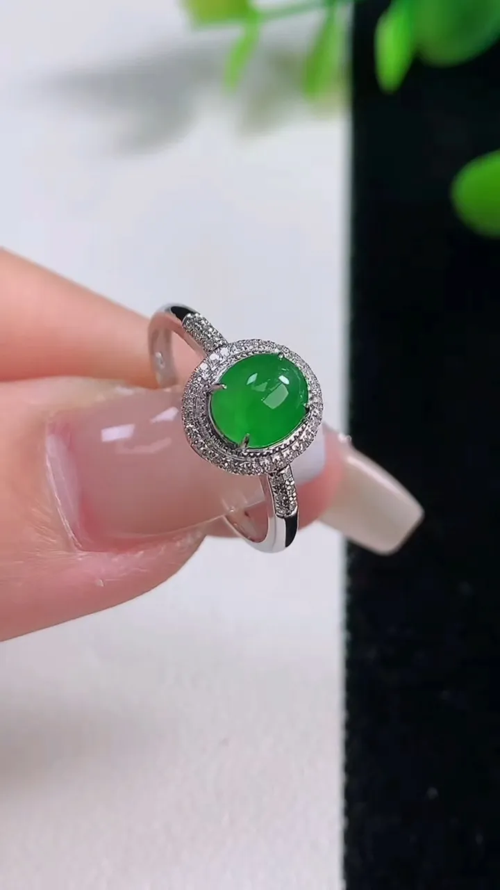 天然A货翡翠蛋面戒指，尺寸17-6.2-5-6.2，重量:1.53g2025年12月18日
工厂直销收藏佳品,种好水足，色泽均匀，有种有色，上手高大气！