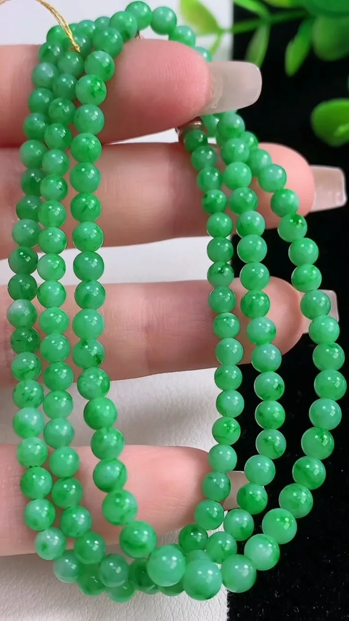天然A货翡翠小米珠项链，尺寸4-139颗，重量:18.48g
12月18日