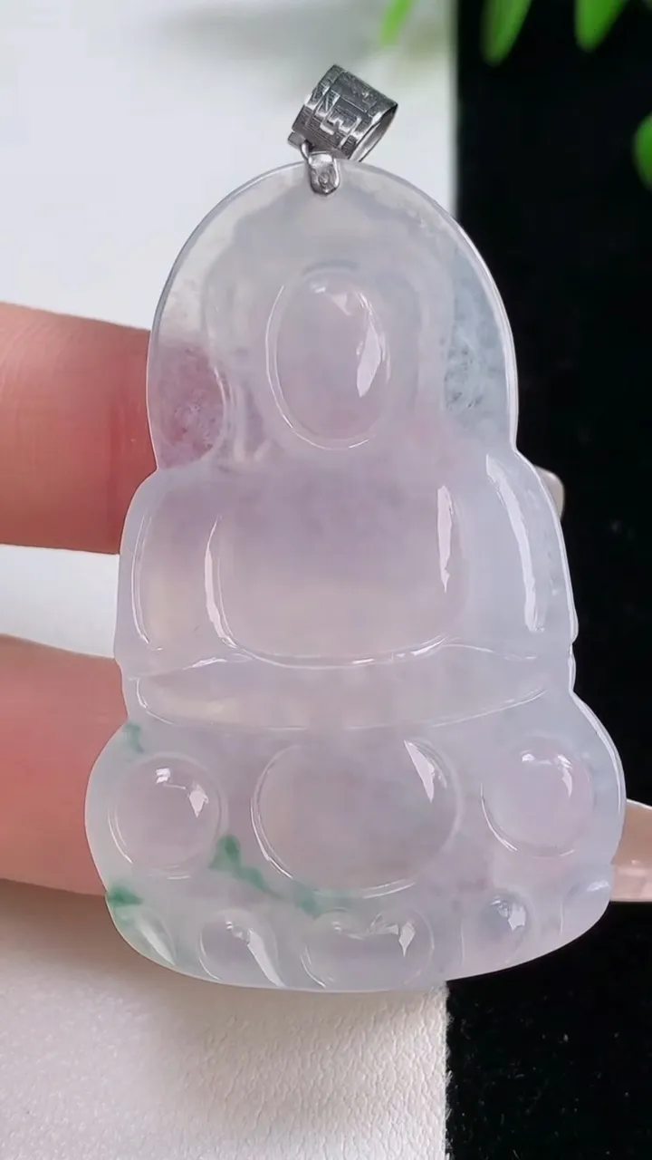 天然A货翡翠种飘花观音菩萨吊坠，尺寸51-33.4-6，重量:18.10g
12月18日