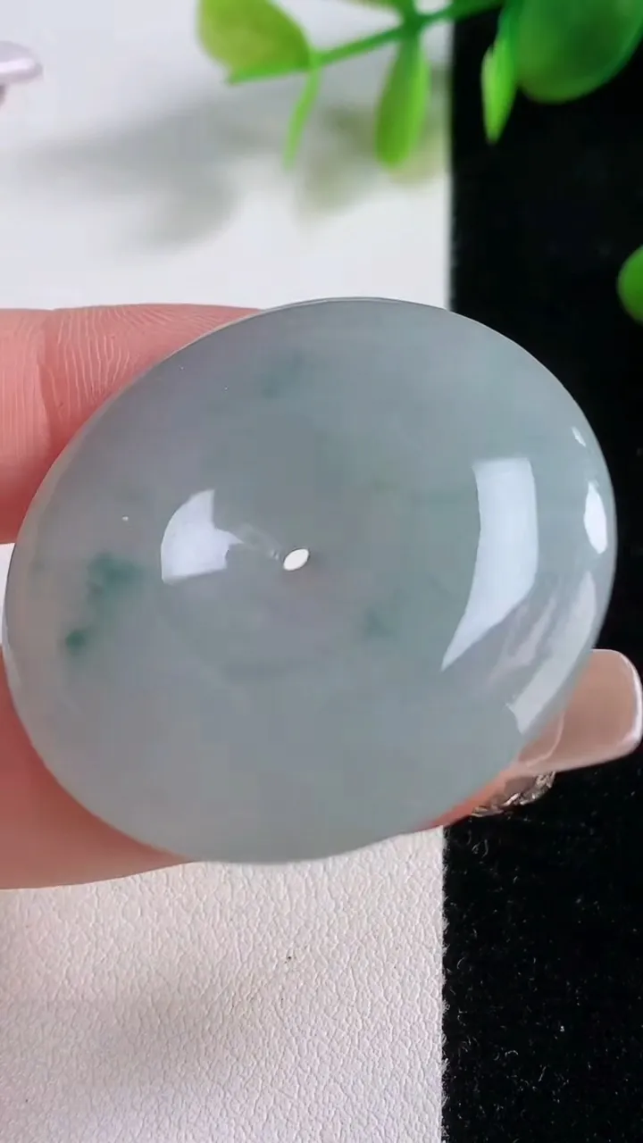 天然A货翡翠冰种飘花平安扣吊坠，尺寸37.6-5.7，重量:17.29g
12月18日