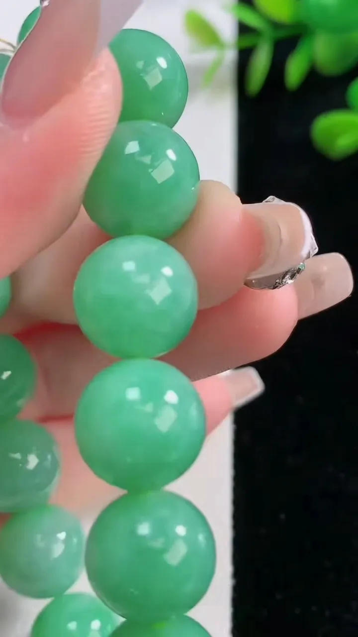 天然A货翡翠圆珠手串，尺寸12.4-16颗，重量:53.94g12月18日
工厂直销收藏佳品,种好水足，色泽均匀，有种有色，上手高大气！