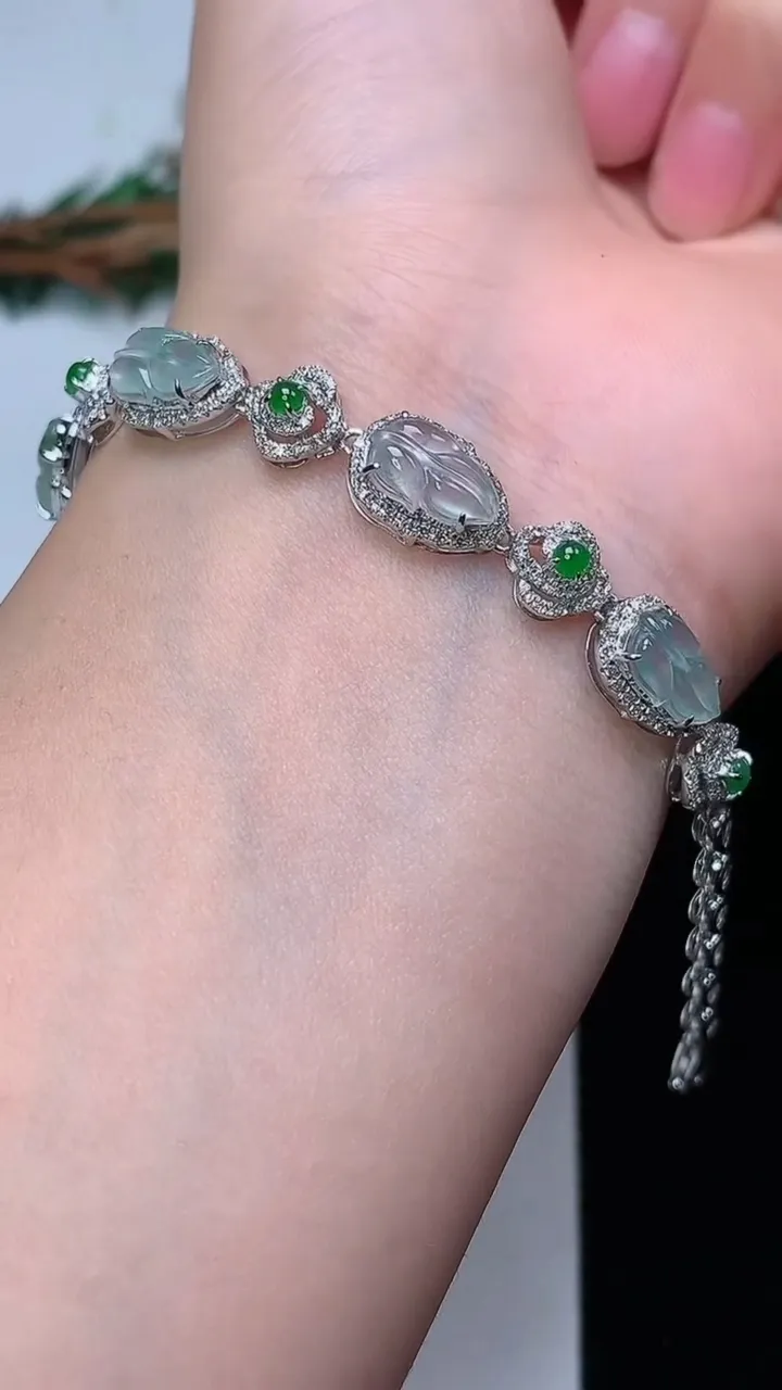 天然A货翡翠金枝玉叶 叶子手链，尺寸10-5.7-5.2，重量:7.68g
12月19日