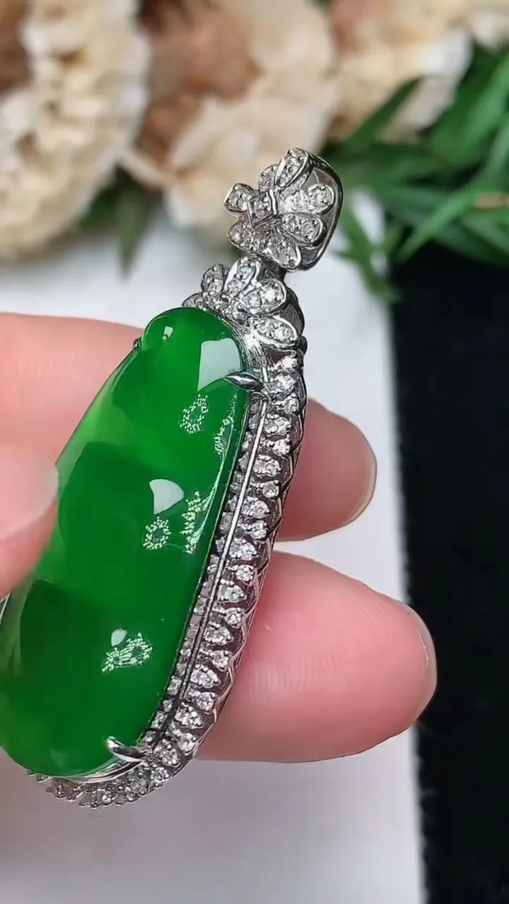 天然A货翡翠福豆吊坠，尺寸40.7-16.3-10，裸石28-13.3，重量:7.16g
12月18日