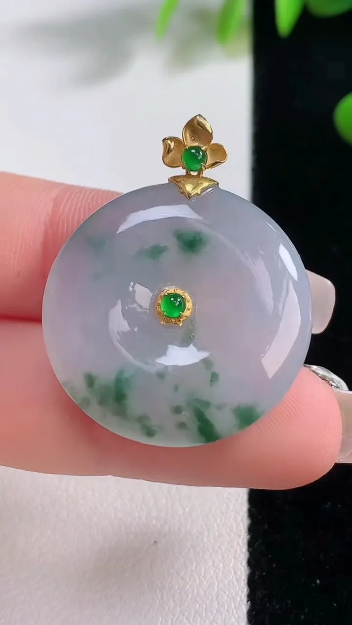 天然A货翡翠种飘花平安扣吊坠，尺寸26.5-5.6，重量:8.87g
12月18日