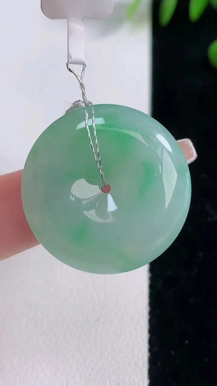 天然A货翡翠平安扣吊坠，尺寸27.3-6.6，重量:10.06g
12月18日