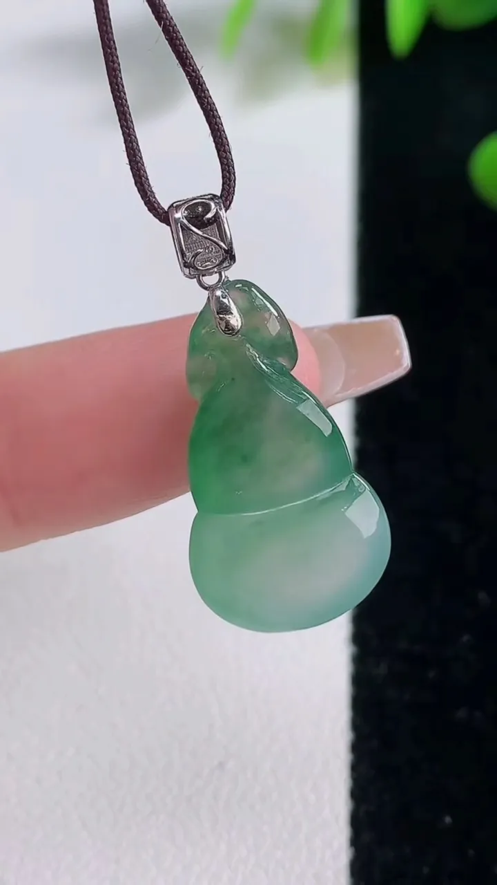 天然A货翡翠种飘花葫芦吊坠，尺寸22.2-13-6.8，重量:3.21g
12月18日