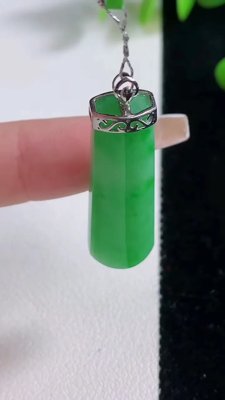 天然A货翡翠无事牌吊坠，尺寸34-10.6-6.7，重量:6.44g
12月18日