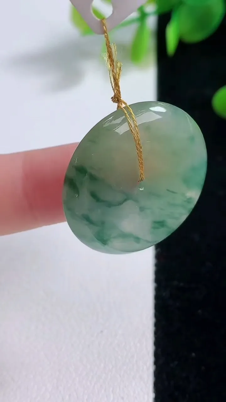 天然A货翡翠冰种飘花平安扣吊坠，尺寸26.7-5，重量:8.02g
12月18日