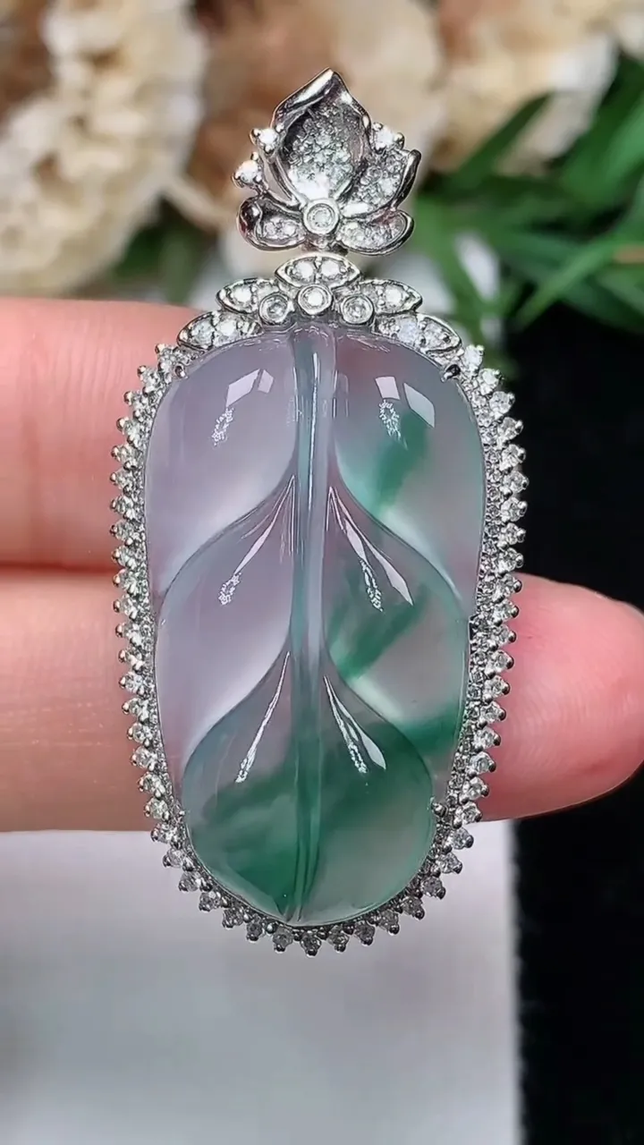 天然A货翡翠飘花金枝玉叶 叶子吊坠，尺寸40.4-19.3-9.4，裸石26.8-15
12月18日