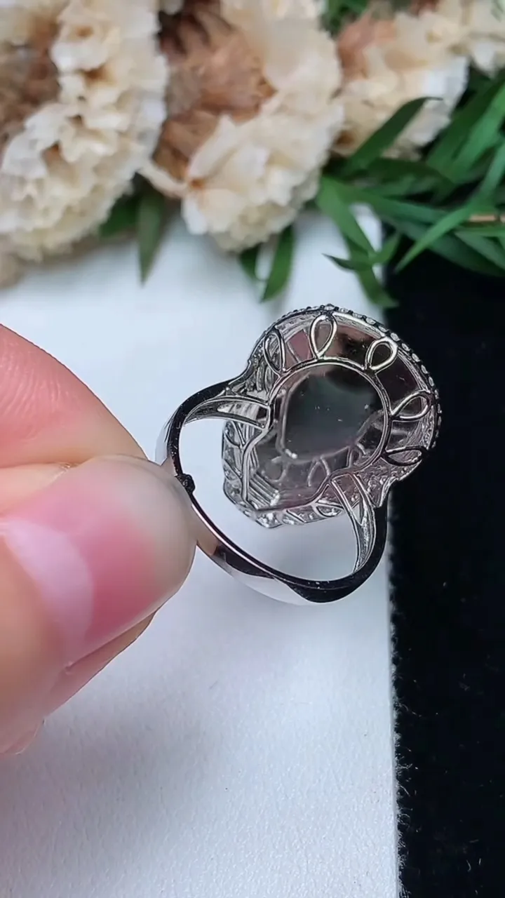 天然A货翡翠葫芦吊坠，尺寸17-19-13.4，重量:4.57g
12月18日