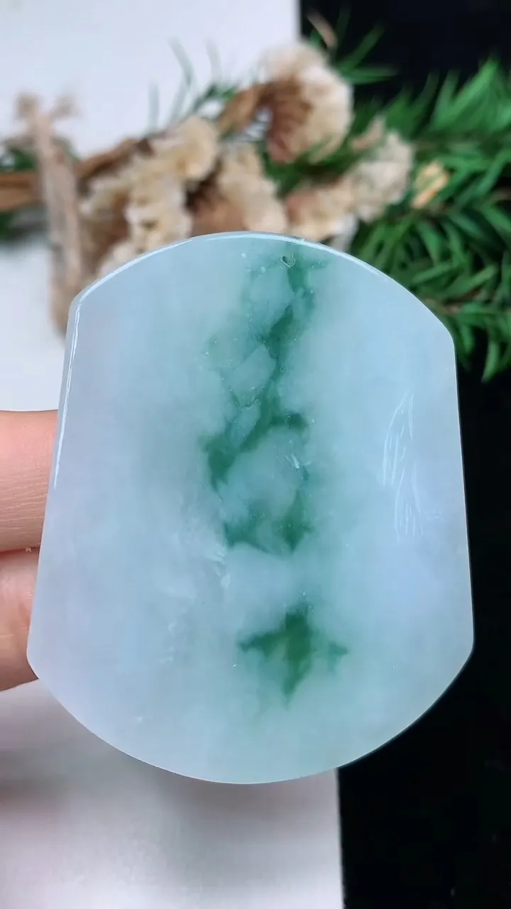 天然A货翡翠飘花生肖虎吊坠，尺寸53.9-44.9-6.3，重量:32.75g
12月18日