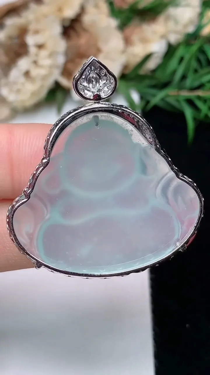 天然A货翡翠白冰佛公吊坠，尺寸27.5-33.4-7.3，重量:8.68g
12月18日