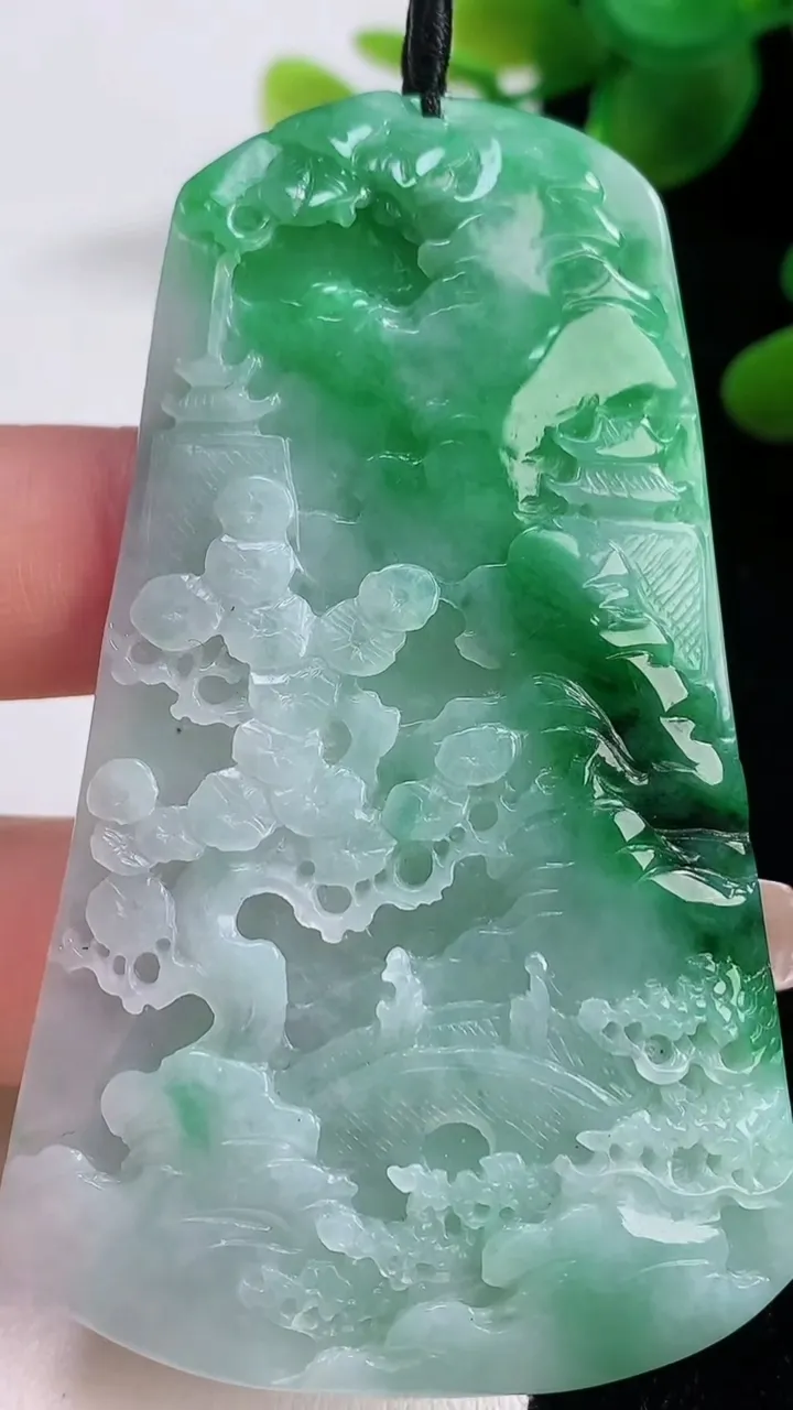 天然A货翡翠山水牌吊坠，尺寸70.4-43.2-5.9，重量:36.80g
12月18日