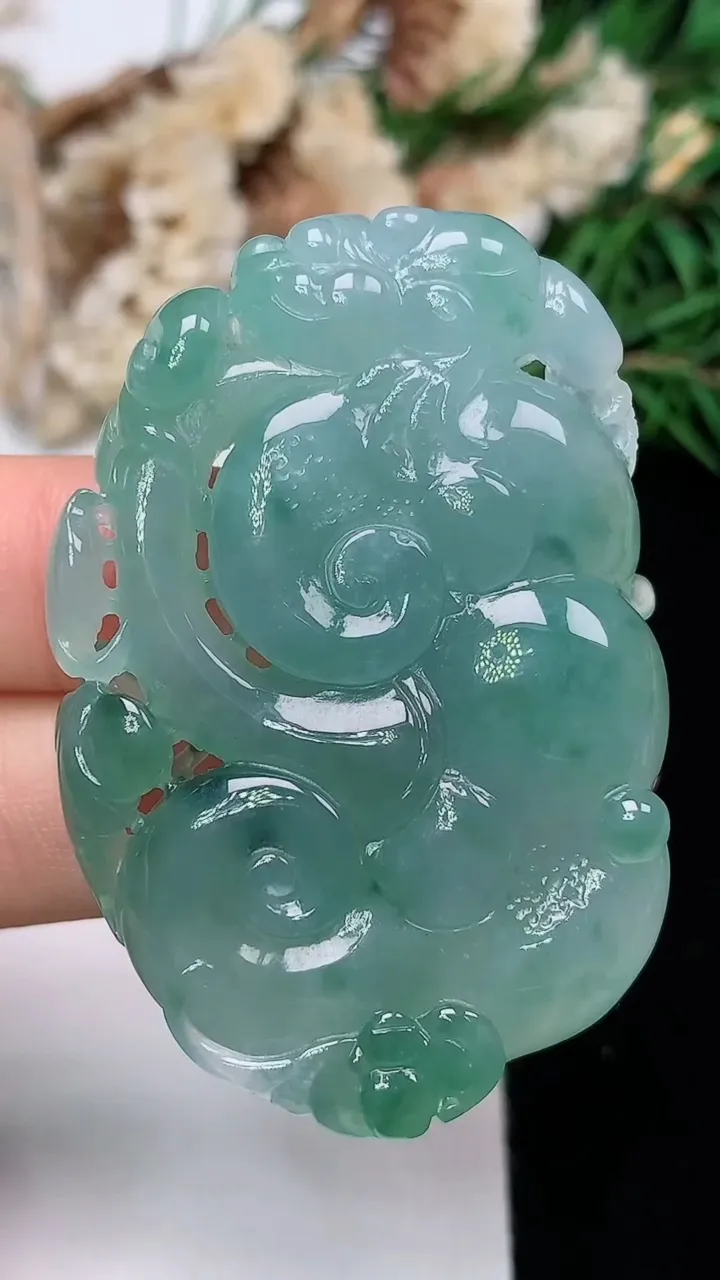 天然A货翡翠如意吊坠，尺寸48.7-32.3-8.6，重量:27.68g
12月18日