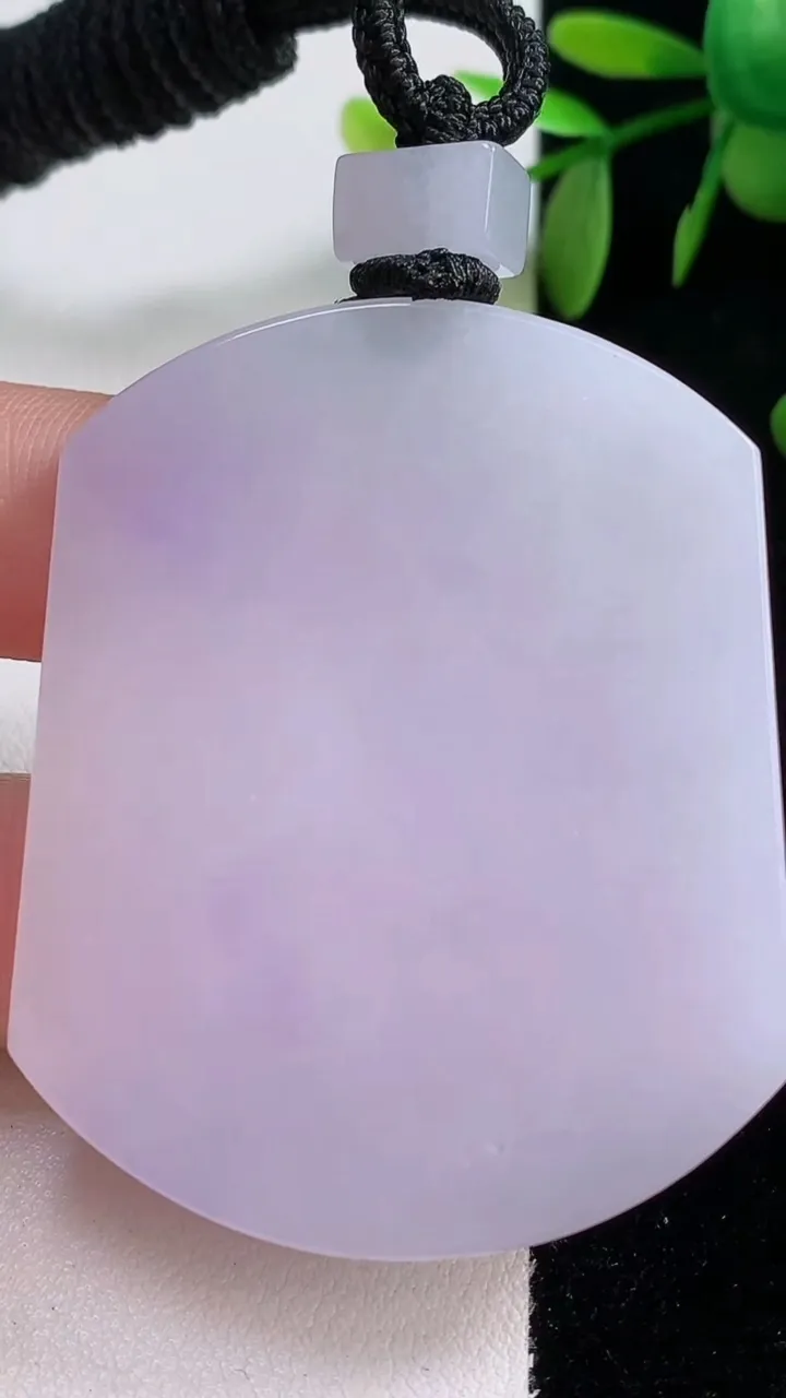 天然A货翡翠紫罗兰无事牌吊坠，尺寸52.6-43-5.9，重量:43.19g
12月18日