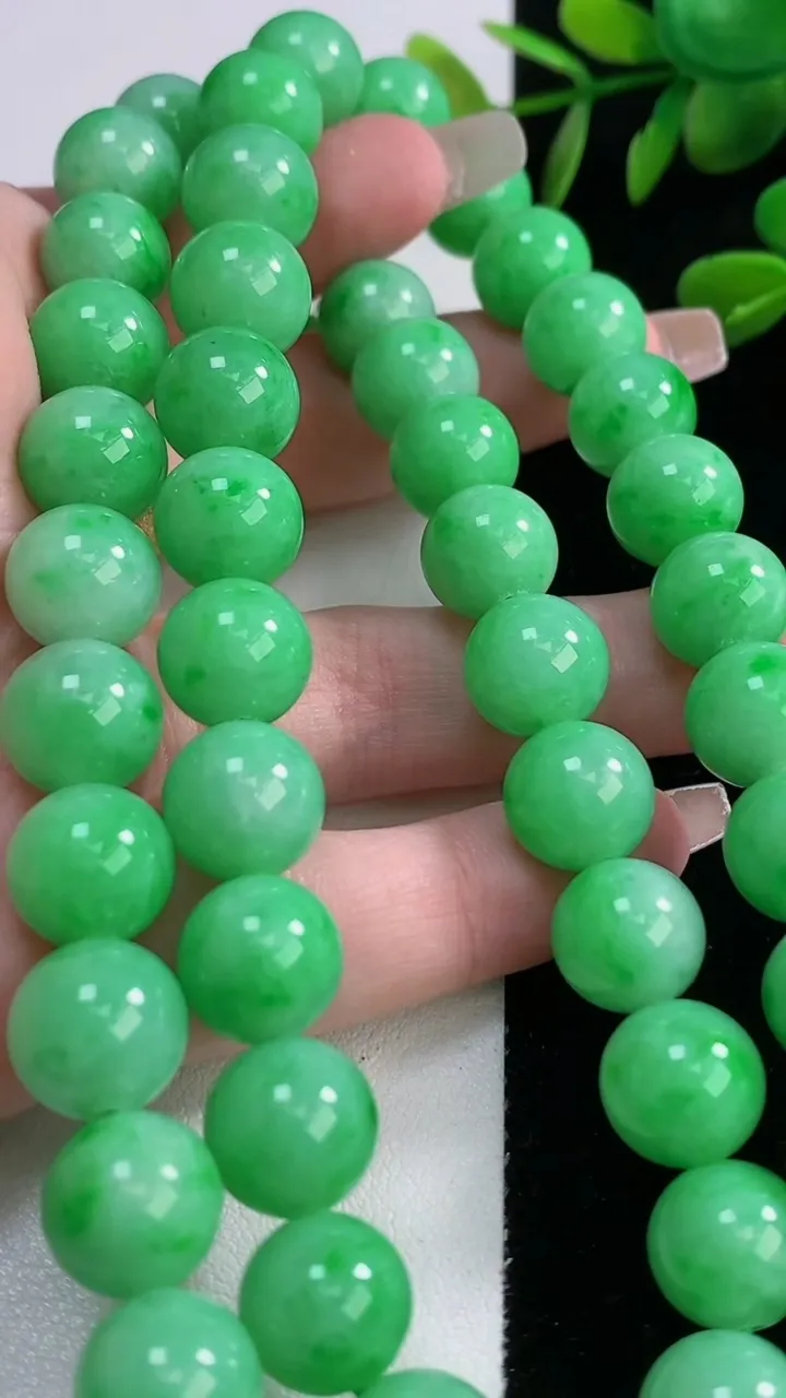 天然A货翡翠圆珠项链，尺寸11-52颗，重量:122.83g12月18日
工厂直销收藏佳品,种好水足，色泽均匀，有种有色，上手高大气！