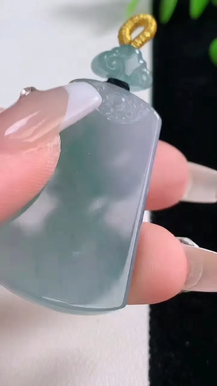 天然A货翡翠种飘花无事牌吊坠，尺寸39.2-24.2-5.8，重量:15.86g
12月18日