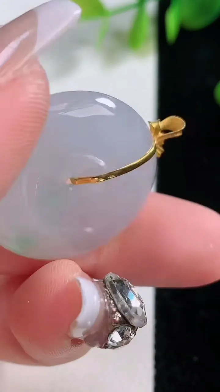 天然A货翡翠18K金春带彩紫罗兰平安扣吊坠，尺寸26.6-5.6，重量:8.47g
12月18日