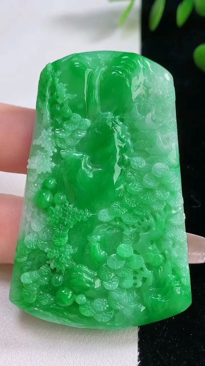 天然A货翡翠山水牌吊坠，尺寸61.6-38.8-5，重量:28.10g
12月18日