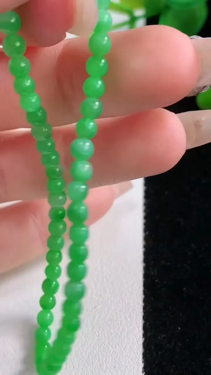 天然A货翡翠小米珠手串，尺寸3.6-51颗，重量:6.01g12月18日
工厂直销收藏佳品,种好水足，色泽均匀，有种有色，上手高大气！