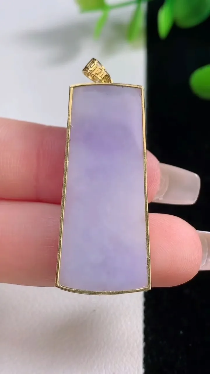 天然A货翡翠18K金紫罗兰无事牌吊坠，尺寸37.2-15.2-4.5，重量:7.80g
12月18日