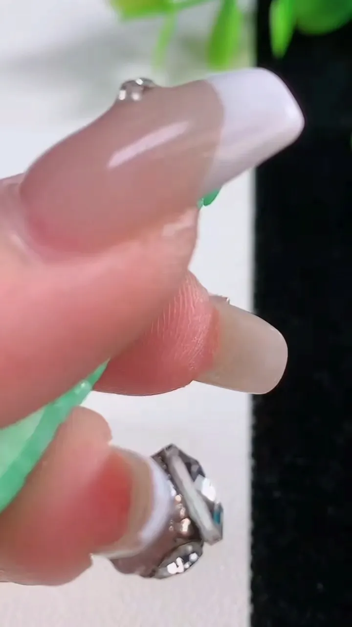 天然A货翡翠山水牌吊坠，尺寸47-27.5-5.3，重量:16.08g
12月18日