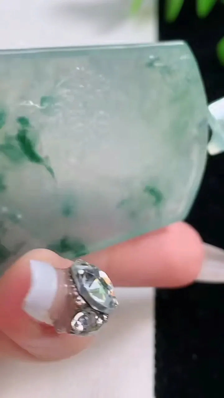 天然A货翡翠种飘花山水牌吊坠，尺寸54.2-35.3-5.4，重量:29.88g
12月18日