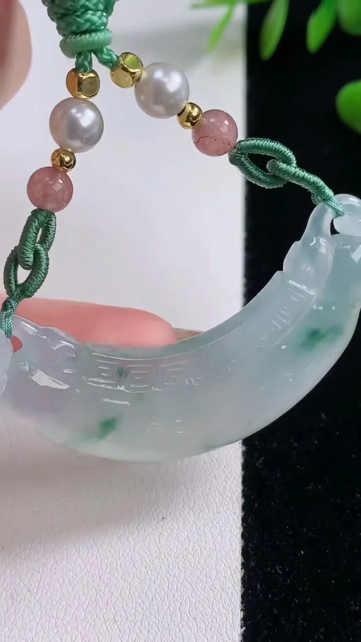 天然A货翡翠种飘花如意锁手牌，尺寸15.4-54.4-6.6，重量:19.81g
12月18日