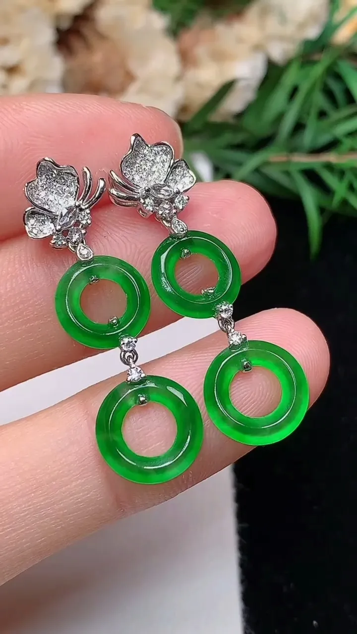 天然A货翡翠平安环耳钉，尺寸9.8-1.6，重量:2.50g
12月18日