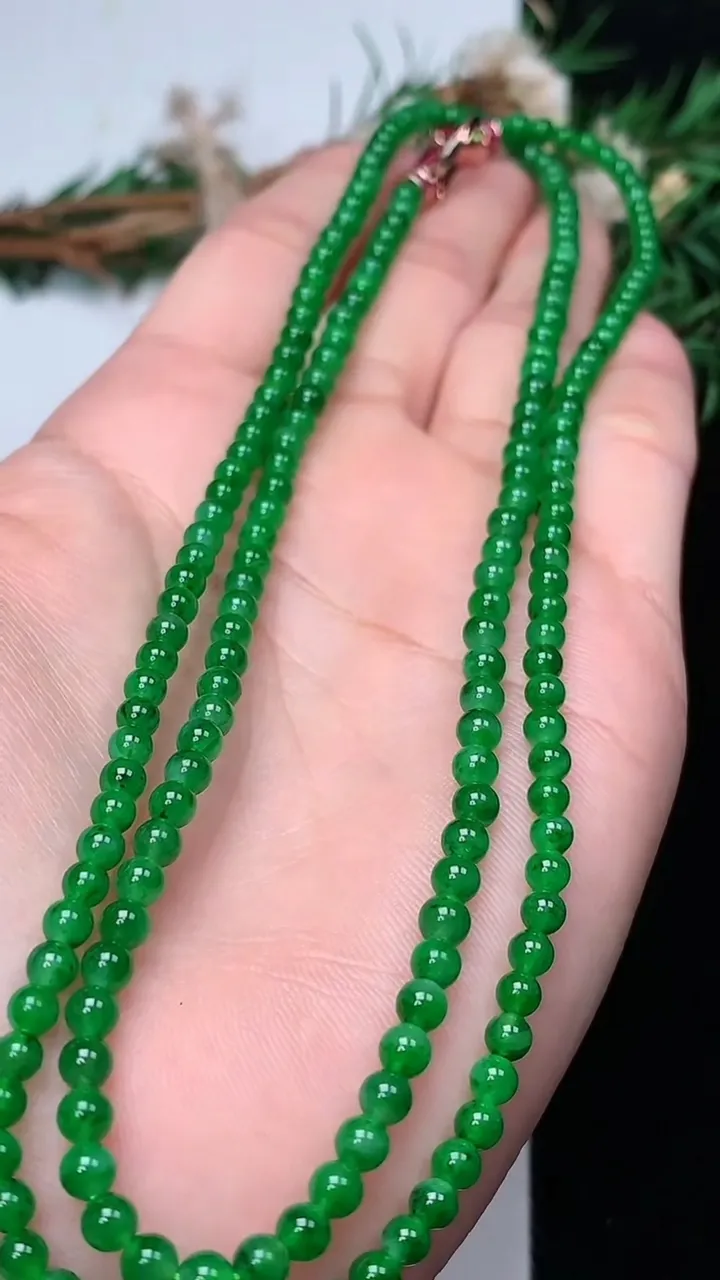 天然A货翡翠小米珠项链，尺寸3.6-198颗，重量:18.02g12月18日
工厂直销收藏佳品,种好水足，色泽均匀，有种有色，上手高大气！