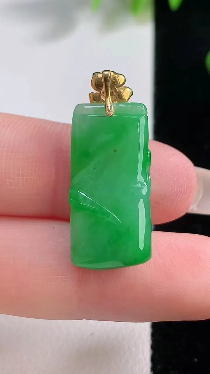 天然A货翡翠节节高升 竹节吊坠，尺寸24-11.5-5.4，重量:3.80g
12月18日