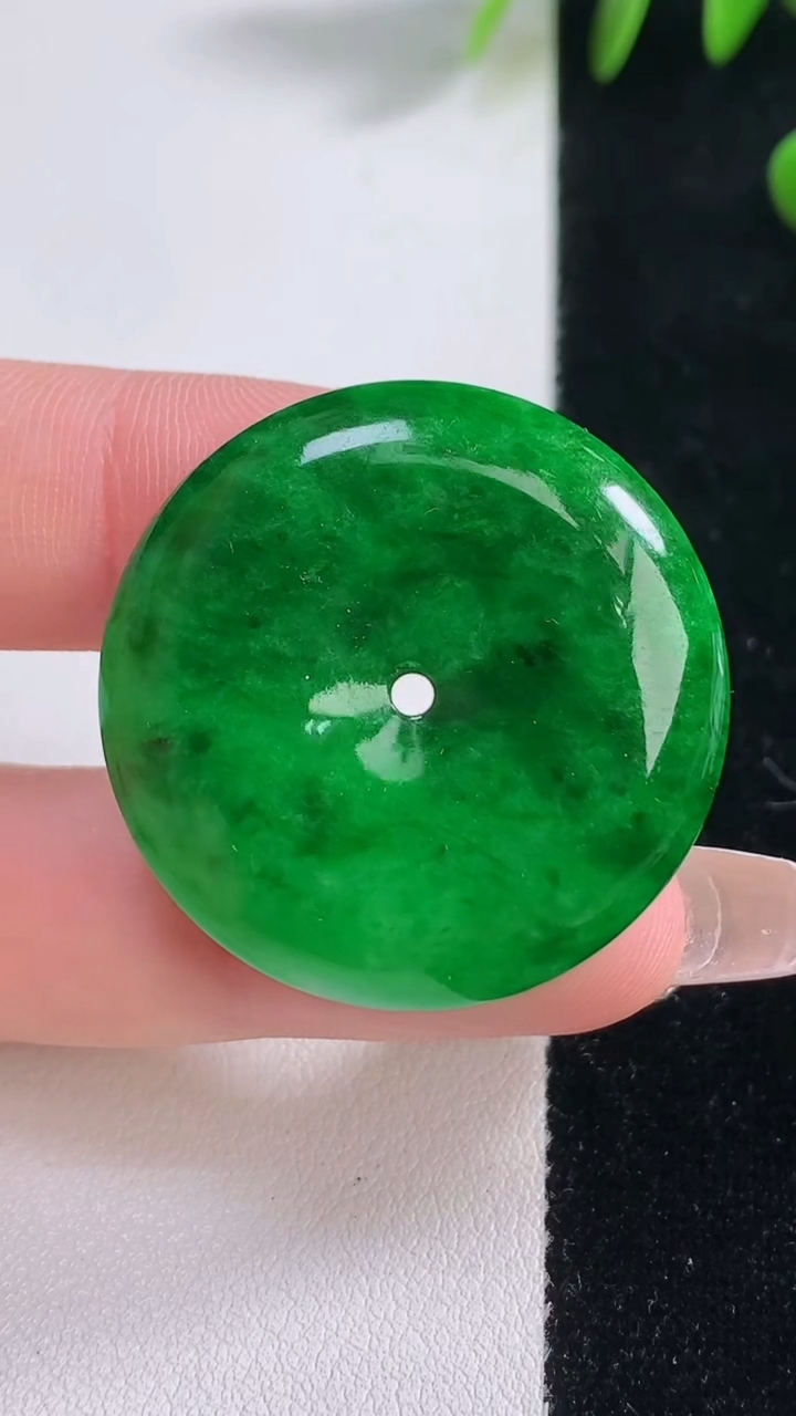 天然A货翡翠平安扣吊坠，尺寸31.5-6.4，重量:13.46g
12月18日